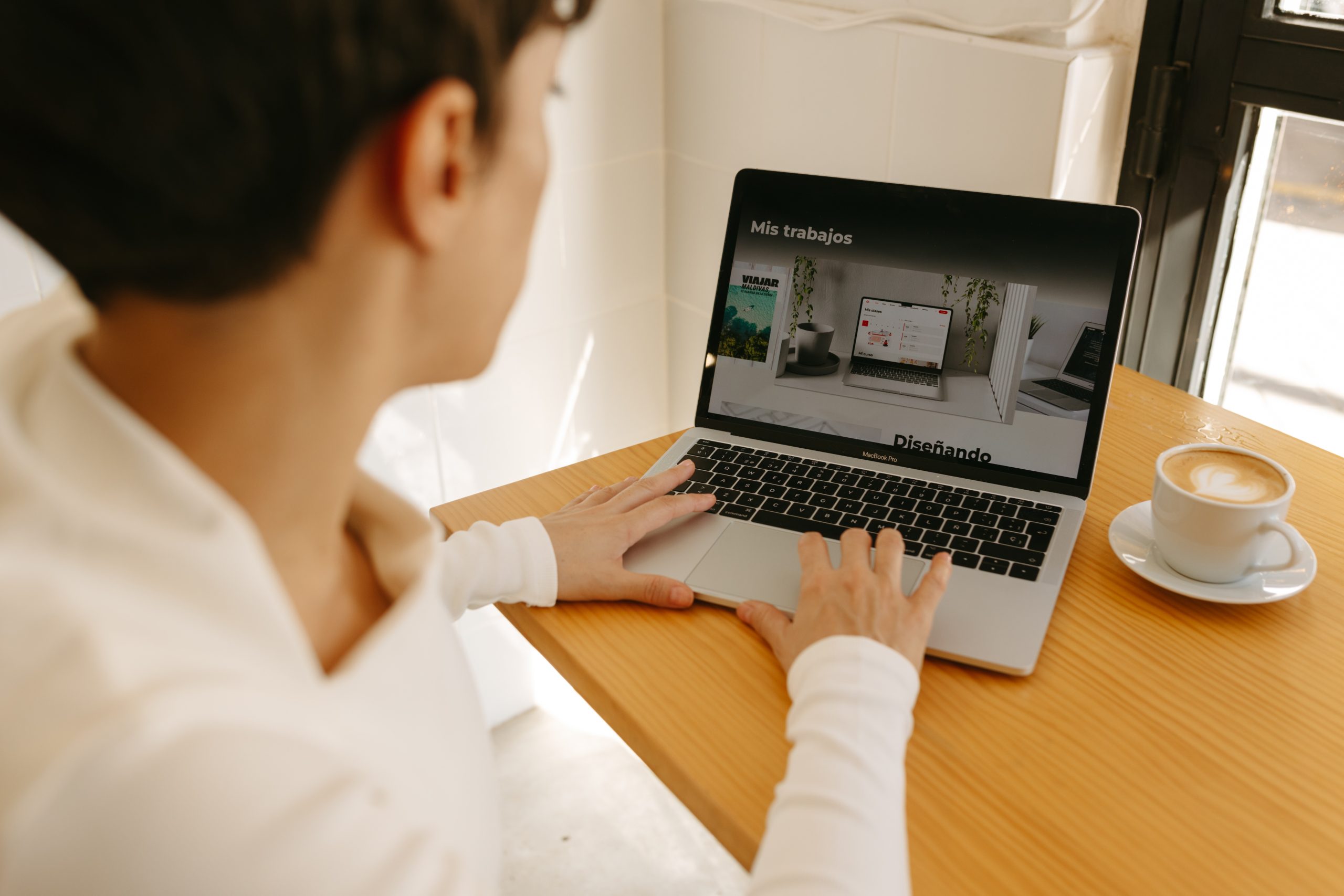 trabajando portatil diseñadora web ux ui branding
